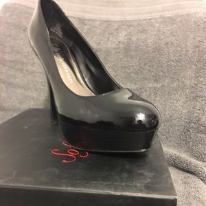 Women’s high heels size 8